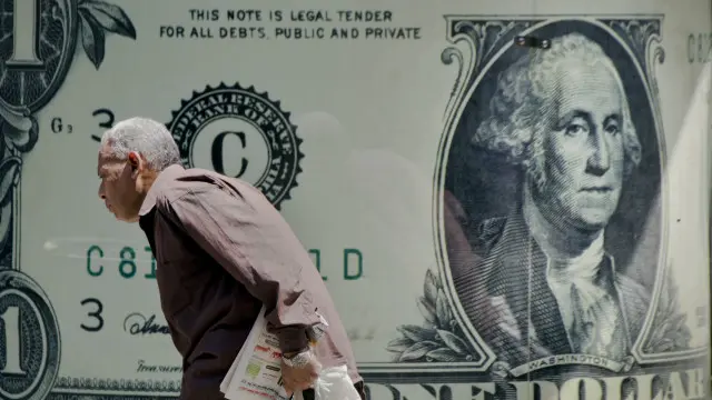 تسعى الحكومة المصرية إلى مواجهات عدة أزمات اقتصادية من أبرزها انخفاض قيمة تداول الجنيه المصري أمام العملات الأجنبية 