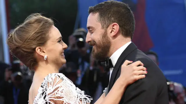 ناتالي بورتمان وبابلو لارين يتبادلان التهنئة بعد عرض الفيلم.