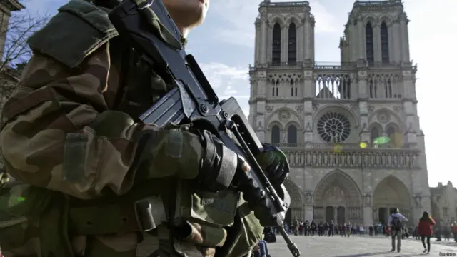 法国的一名检控官说，因为巴黎未遂袭击而被捕的3名女子是受到叙利亚的所谓“伊斯兰国”指挥的。