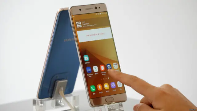 三星最新款智能手机Galaxy Note 7在发生了几起失火和爆炸事故后，美国当局要求三星用户停止使用该款手机。