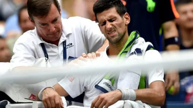 Novak Djokovic meminta rehat medis dua kali ketika menghadapi Stan Wawrinka pada final AS Terbuka.