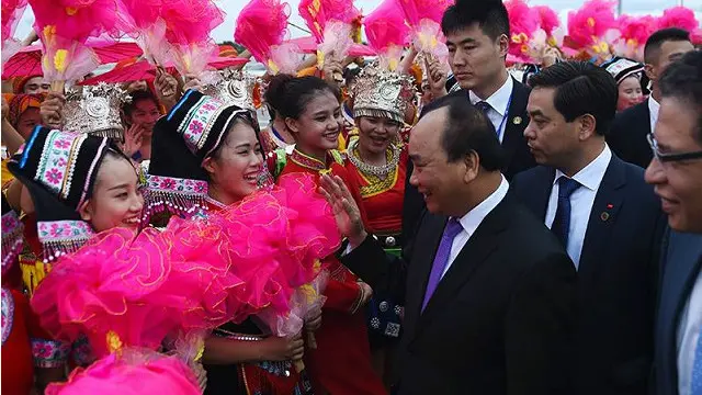 Sinh viên Trung Quốc đón Thủ tướng Nguyễn Xuân Phúc tại sân bay Wuxu, TP. Nam Ninh hôm 10/9