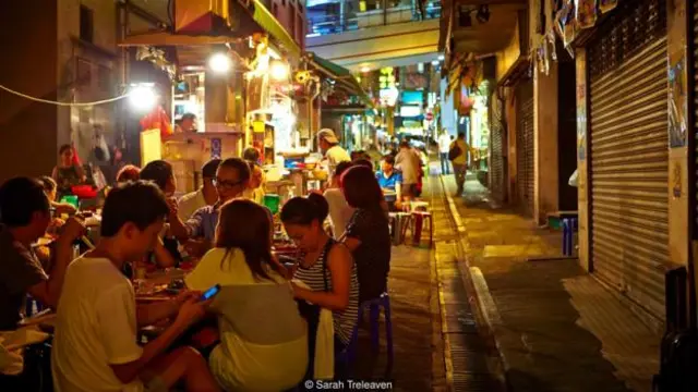 Hãy vào bất kỳ quầy ăn vỉa hè nào vào buổi tối, thế nào bạn cũng tìm được các món ăn vừa ý mình (Ảnh: Sarah Treleaven)