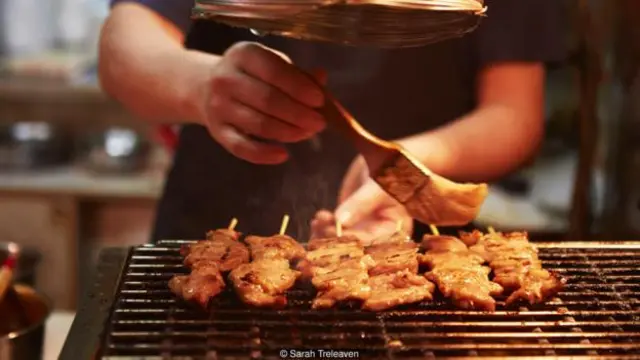 Thịt nướng ở một quầy thức ăn vỉa hè ở Hong Kong (Ảnh: Sarah Treleaven)