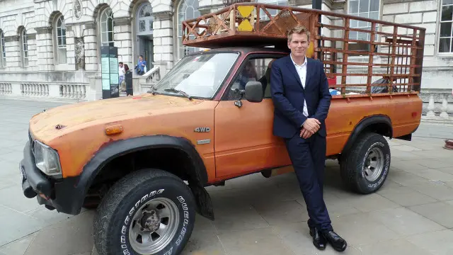 倫敦設計雙年展總監特納博士與獲獎的黎巴嫩作品