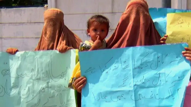 افغان پناہ گزینوں سے شادی کرنے والی پاکستانی خواتین نے اپنے شوہروں کو پاکستانی شہریت دینے کے حق میں احتجاج کا سلسلہ بھی شروع کیا ہے