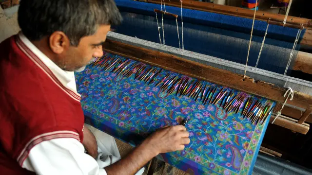  اخروٹ کی لکڑی پہ کشمیری نقاشی کا ایک بیڈ سیٹ بننے میں بہت وقت لگتا ہے