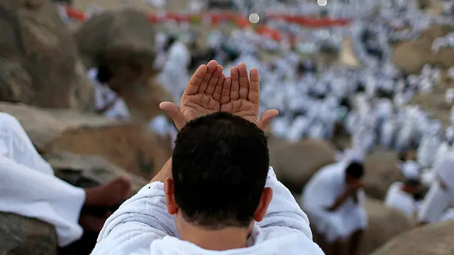 يؤدي الحجاج شعائر الحج وسط اجراءات مشددة تفرضها السلطات السعودية