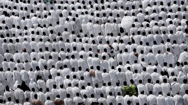 نحو مليوني شخص يؤدون ركن الحج الأعظم بالوقوف على صعيد عرفة وسط إجراءات متابعة مشددة من وزارتي الصحة والحج السعوديتين.