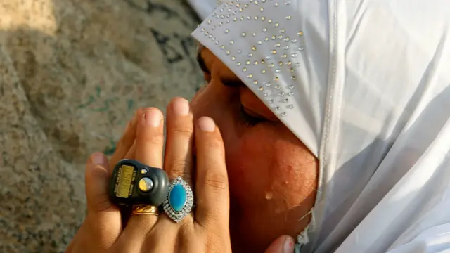 الحجاج يبتهلون إلى الله بالدعاء والصلوات في يوم عرفة.