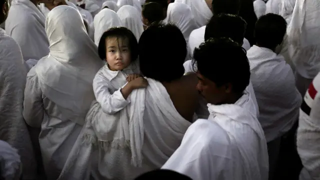 الحجاج يصعدون إلى عرفات وسط إجراءات أمنية مشددة، إذ حلقت في الأجواء مروحيات لمراقبة حركة الحجيج وتنقلهم