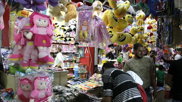 سكان العاصمة السورية دمشق يتحدون الحرب الأهلية التي تعصف ببلدهم منذ سنوات ويخرجون للتسوق وشراء لعب الأطفال لأولادهم بمناسبة العيد