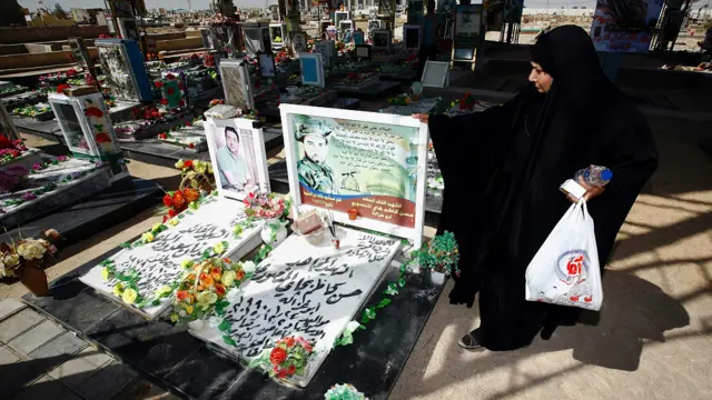 بعض الأسر العراقية لا تنسى أبناءها الذين قضوا ويزورون قبورهم في مدينة النجف بالعراق