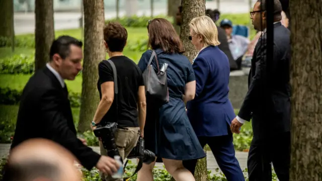 ایک ویڈیو میں دیکھا جا سکتا ہے کہ ہلیری کلنٹن کو ان کے ساتھی سہارا دے کر گاڑی تک لے کر گئے ہیں