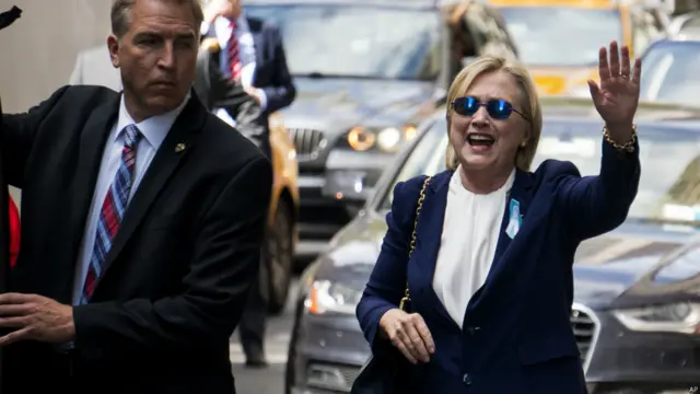 Bà Clinton vẫy tay chào phóng viên ảnh khi rời nhà con gái 