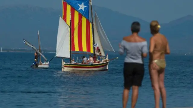 قارب يحمل ألوان الانفصال عن إسبانيا