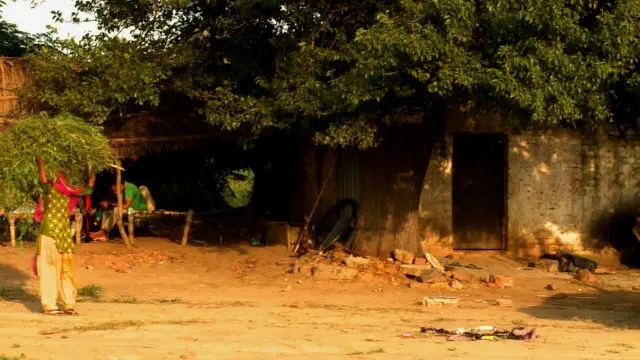 متاثرہ خاندان پاس کے گاؤں میں پناہ گزین ہے