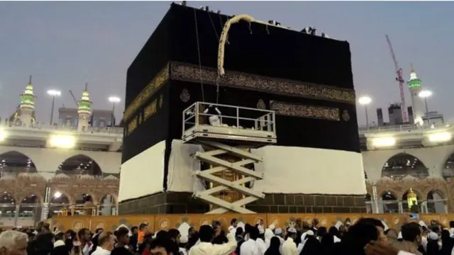 حاجیان په مسجد الحرام کې طواف کوي