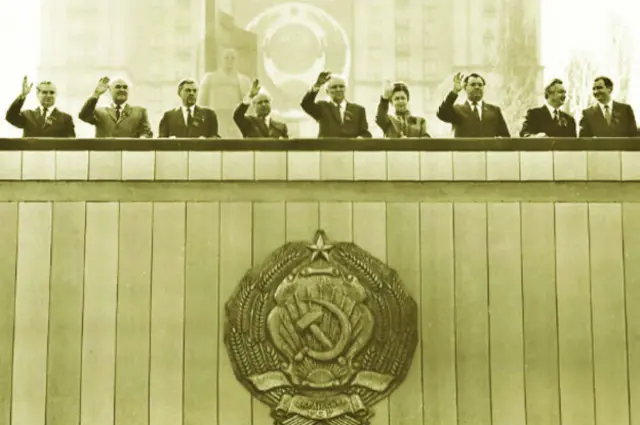 Урядова трибуна на Майдані, 1980-ті роки. За нею видніє пам'ятник Леніну, під яким знаходилося секретне приміщення для "VIP-фуршетів"