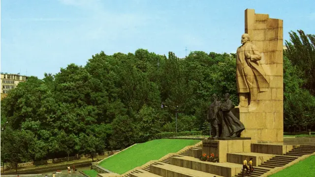 Монумент, відкритий 1977 року, жартома називали "Гуллівер у країні ліліпутів". З листівки 1983 року