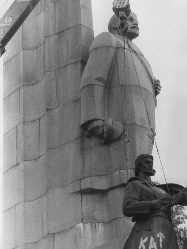 На політкоректній фігурі жінки-робітниці у 1990 з'явився напис "кат"