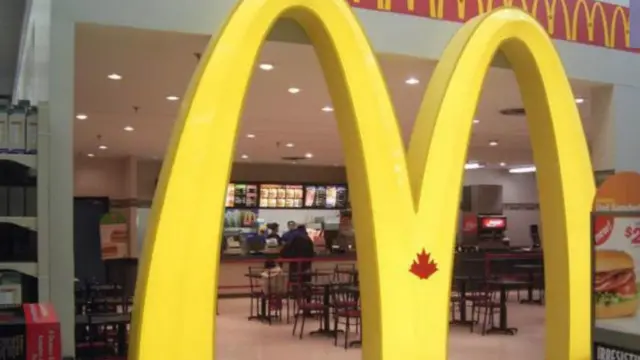 راي كروك أزاح القوسين الذهبيين المنحنيين اللذين كانا يزينان أطراف مباني مطاعم ماكدونالدز، وحولهما إلى القوس المزدوج، أو شعار حرف "M"، والذي اكتمل شكله النهائي سنة 1968