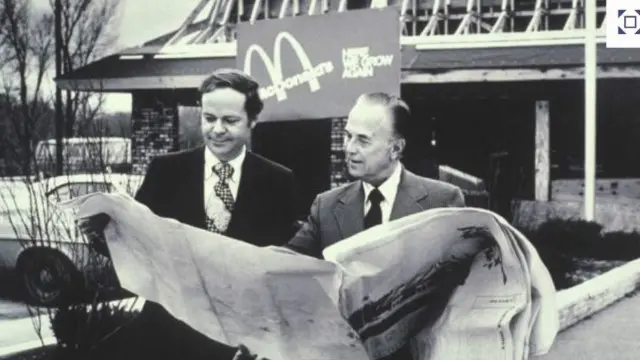 راي كروك (يمين) اشترى شركة ماكدونالدز من الأخوين ديك وماك مقابل مليوني و700 ألف دولار بعد ست سنوات من توليه منصب مسؤول حقوق الامتياز