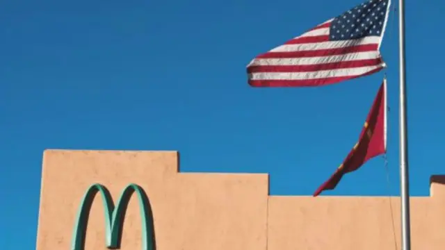 رغم حرص ماكدونالدز على الحفاظ على شعارها، فإنها لم تعارض تغيير لونه ليتماشى مع نمط تشييد المباني المحلية حول العالم