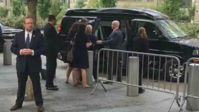 Bà Clinton được các trợ lý đưa bà vào xe rời khỏi buổi lễ tưởng niệm 11/9