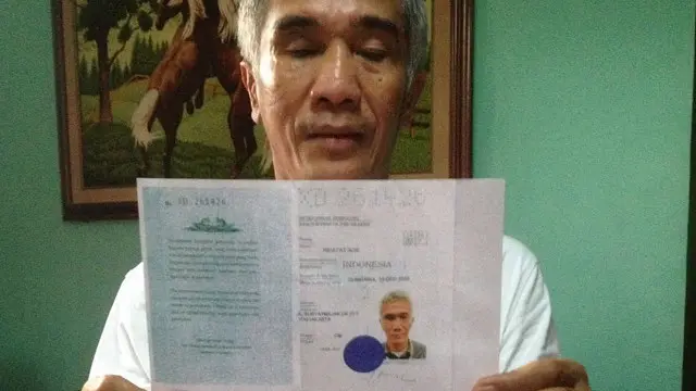 Hidayat Azis memegang Surat Pelaksana Pengganti Paspor (SPLP), dokumen agar bisa kembali ke tanah air.