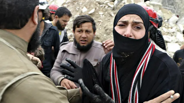 این زن مادر جیران است. نظامیان جسد دخترش را از خرابهها دور میکنند. عکس را عبدالرحمن برای رویترز گرفته است