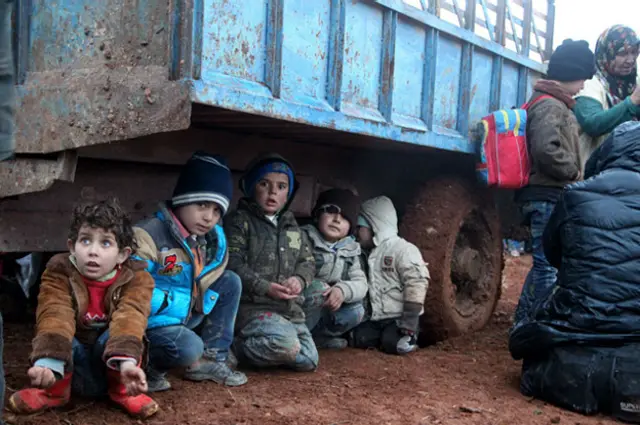 این کودکان منتظر هستند تا از مرز سوریه به ترکیه بروند. عکس: عبدالرحمن اسماعیل