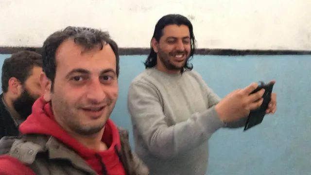 شامل احمد (راست) و عبدالرحمن اسماعیل (چپ) پیش از مرگ آقای احمد