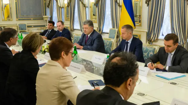 Порошенко закликав світ не визнавати вибори в Думу