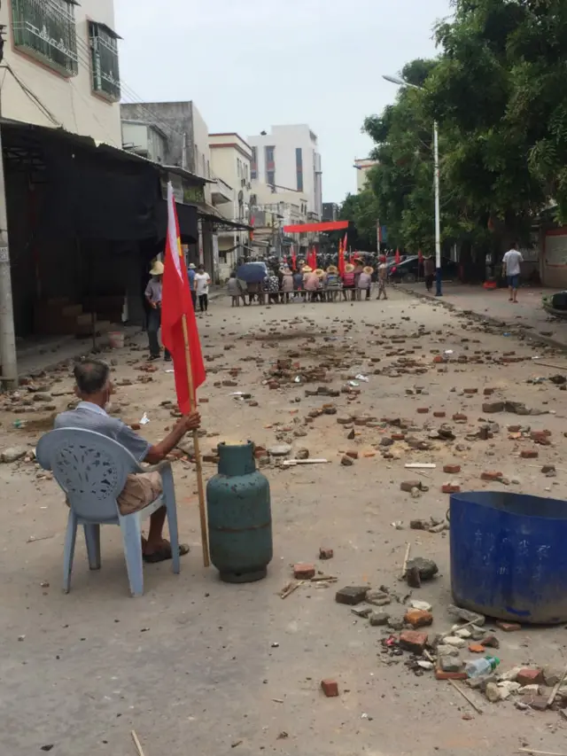 乌坎村民发给媒体的照片显示，大量警察和村民对峙。