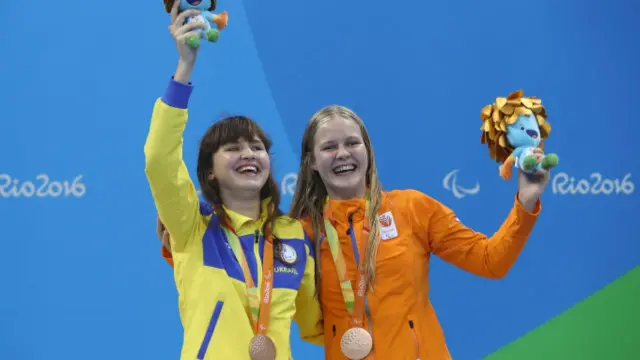 Марина Поддубная и нидерландка Лизетте Бруинсма разделили третье место в плавании 50 м вольным стилем