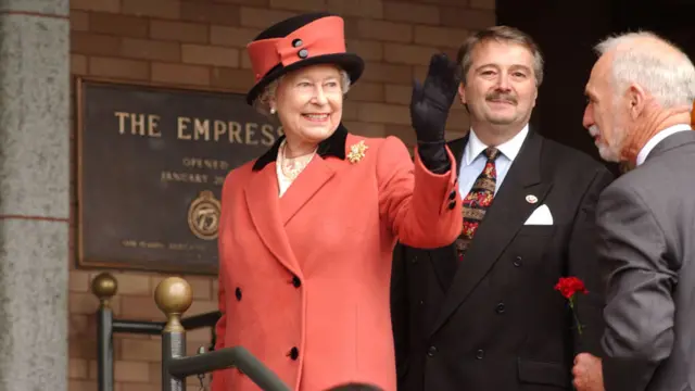 女王伊丽莎白二世到卑诗省维多利亚市一家酒店出席午餐会（6/10/2002）