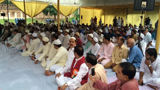 लखनऊ में एक साथ बकरीद की नमाज पढ़ने के बाद बैठे शिया और सुन्नी.