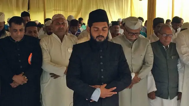 लखनऊ में एक साथ नमाज पढ़ते शिया और सुन्नी.