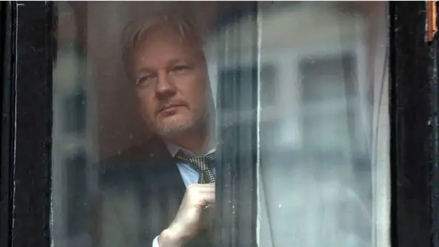 جولین آسانژ، بنیانگذار ویکیلیکس، ممکن است اسنادی منتشر کند که به موقعیت هیلاری کلینتون لطمه بزند