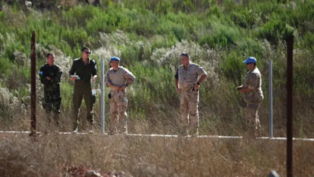 نظامیان اسرائیلی محل اصابت گلوله را بازرسی می‌کنند