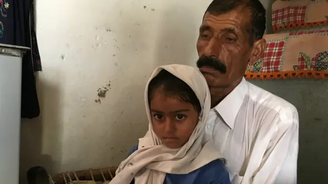 تصمیہ اپنے دادا کی گود میں اپنے والد کی آمد کی منتظر