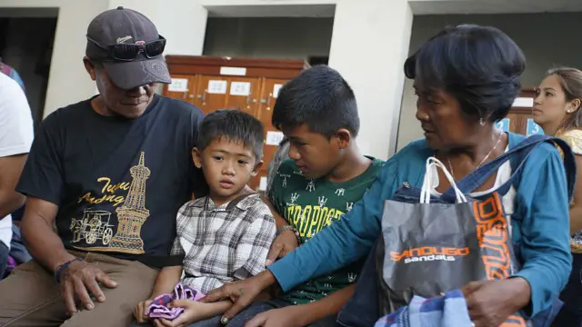 Ayah Mary Jane, Caesar Veloso (kiri), dua putra Mary Jane, dan Nanay Celia Veloso.