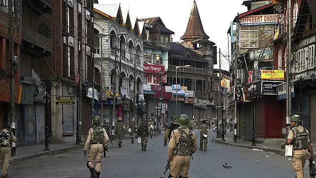 د هند تر ولکې لاندې کشمير په ډېرو برخو کې ګرځبندیز لګېدلی دی