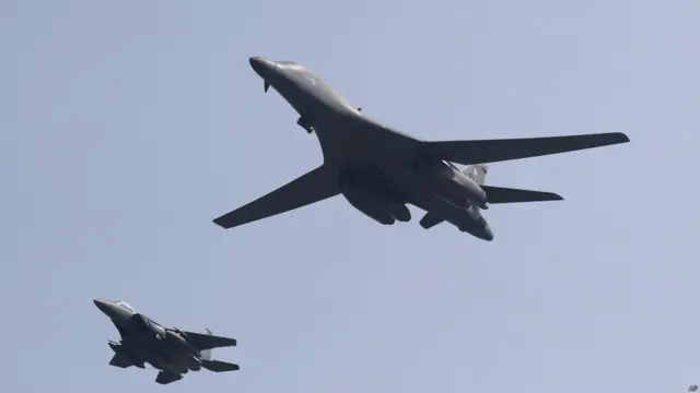 朝鮮宣佈舉行第5次核試驗後，美軍兩架B1超音速戰略轟炸機飛越韓國展示威懾。