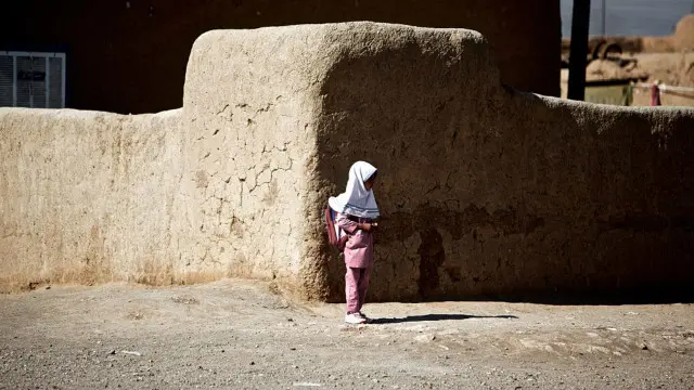 کله چې واړه خبرې پېلوي، لومړي ټکي همدا ورزده کیږي چې پلانکي اکا ته ښکنځل وکړه او دا بل ته پیښې وکړه.
