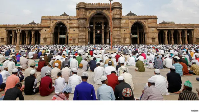 د ګجرات په احمد اباد کې د اختر لمانځه ادا کولو ته انتظار