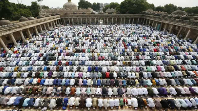 د بهوپال په یوه جومات کې زرګونه مسلمانانو د اختر لمونځ ادا کړ.