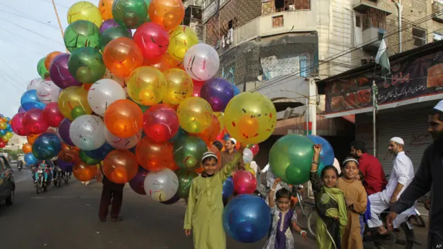 د اختر په خوښیو کې ګډون کونکي ماشومان