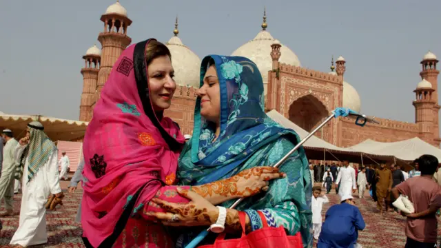 د اختر لمونځ کې مېرمنو هم ګډون کړی و